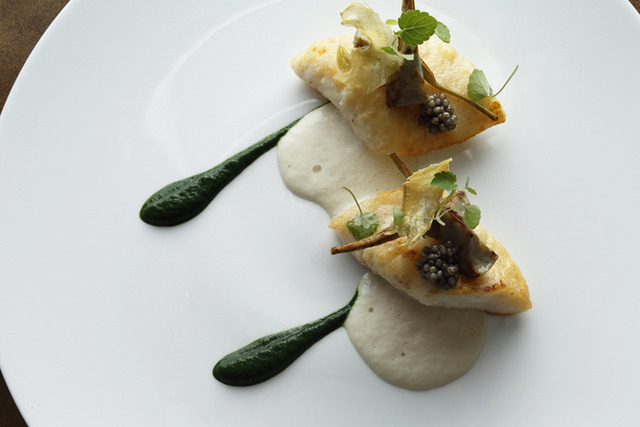 CROWN的9月之單品料理「法式煎魴魚 菜薊與酸模的菜泥 碘香氣西班牙慕斯 比利時產新鮮魚子醬・佐奧賽特拉鱘魚」（7,500日圓）