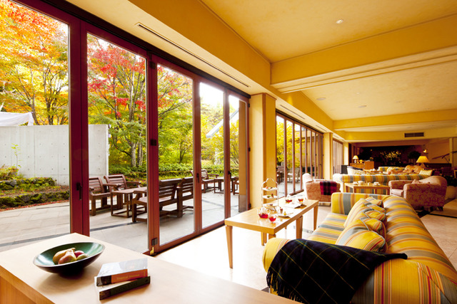 軽井沢ホテルブレストンコートラウンジ 秋の内観