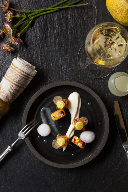 ムニュ・デセール ワイン ペアリング I.「秋の薫り(洋ナシとブリオッシュ : 洋ナシのシャンパンカクテル)」