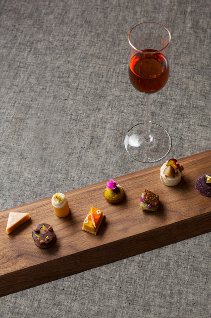 ムニュ・デセール ワイン ペアリング III.「森の贈り物(木々を彩る小菓子 : 山辺ワイナリー ヴァンドソレイユサンミニヨン)」