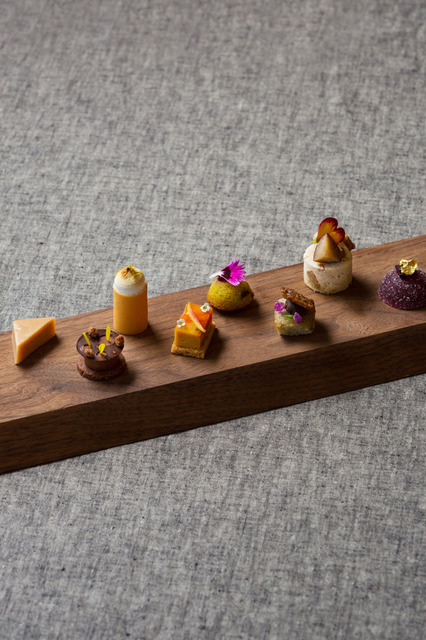 ムニュ・デセール ワイン ペアリング III.「森の贈り物(木々を彩る小菓子 : 山辺ワイナリー ヴァンドソレイユサンミニヨン)」