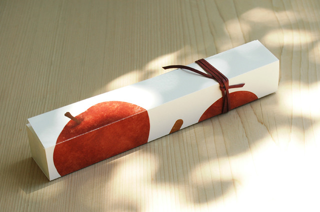 外盒也畫上了蘋果,限定包裝,隨手買來當伴手禮或是用來做為禮物送給重要的人,都是再適合不過了