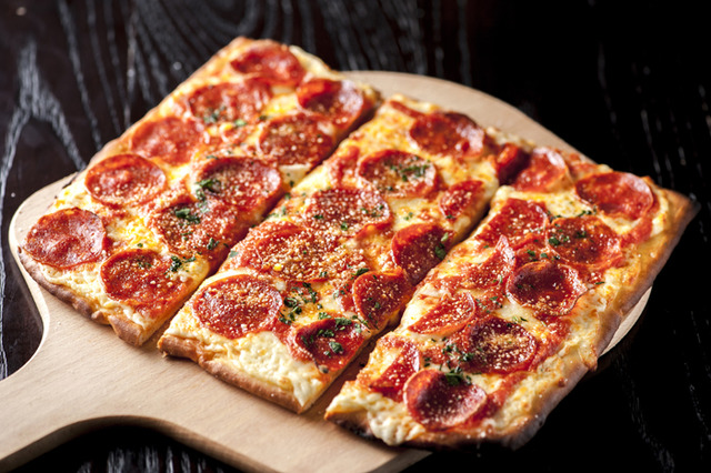 WOLFGANG PUCK PIZZA BAR的「義式辣香腸披薩」(1片/400日圓,3片/1,000日圓)