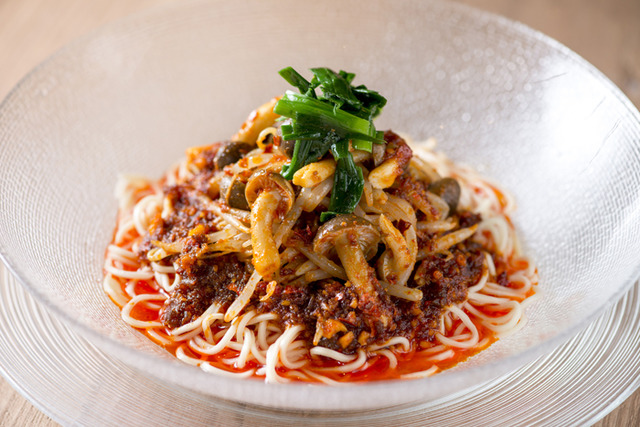 華都飯店的「吃進滿滿秋季菇類的辣油麵」(800日圓)