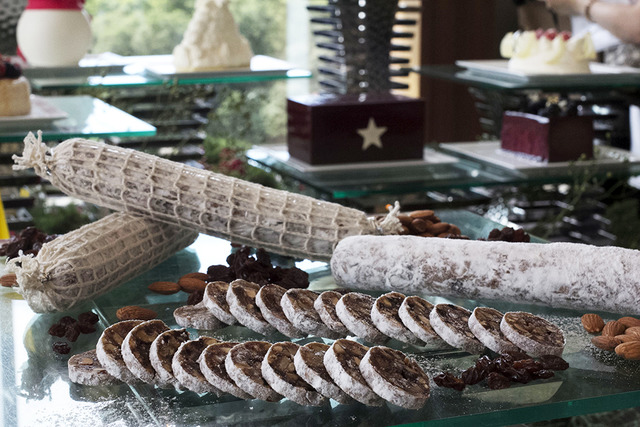 耶誕老人侵入“糖果屋”，還有巨大雪人。Palace Hotel的耶誕蛋糕今年也驚喜滿點！