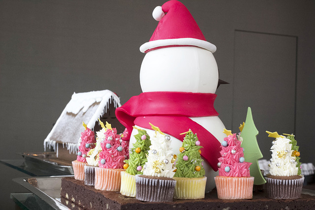 耶誕老人侵入“糖果屋”，還有巨大雪人。Palace Hotel的耶誕蛋糕今年也驚喜滿點！