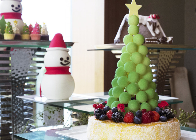 耶誕老人侵入“糖果屋”，還有巨大雪人。Palace Hotel的耶誕蛋糕今年也驚喜滿點！