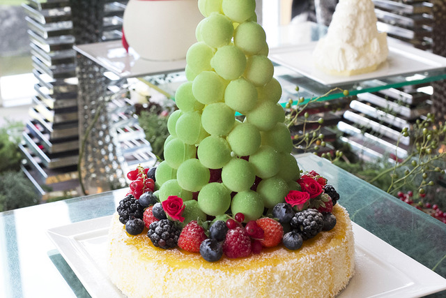 耶誕老人侵入“糖果屋”，還有巨大雪人。Palace Hotel的耶誕蛋糕今年也驚喜滿點！