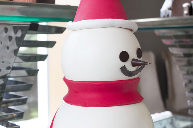 耶誕老人侵入“糖果屋”，還有巨大雪人。Palace Hotel的耶誕蛋糕今年也驚喜滿點！