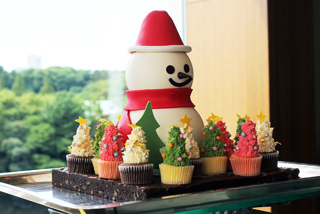 耶誕老人侵入“糖果屋”，還有巨大雪人。Palace Hotel的耶誕蛋糕今年也驚喜滿點！