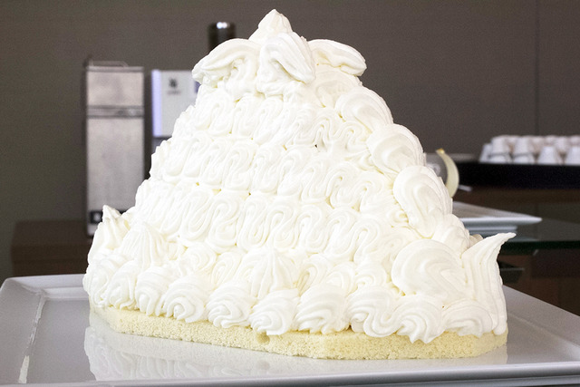 耶誕老人侵入“糖果屋”，還有巨大雪人。Palace Hotel的耶誕蛋糕今年也驚喜滿點！