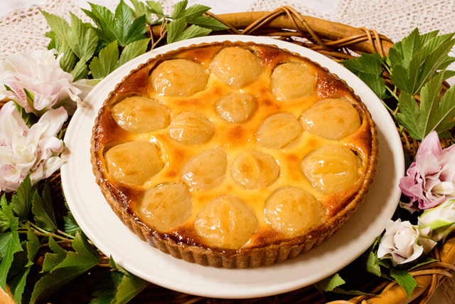 「法蘭西梨與抹茶的法式克拉芙堤塔 ~檸檬風味~」(單片/含稅665日圓,整個/含稅6,264日圓)