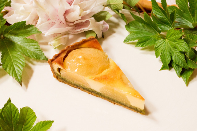 「法蘭西梨與抹茶的法式克拉芙堤塔 ~檸檬風味~」(單片/含稅665日圓,整個/含稅6,264日圓)