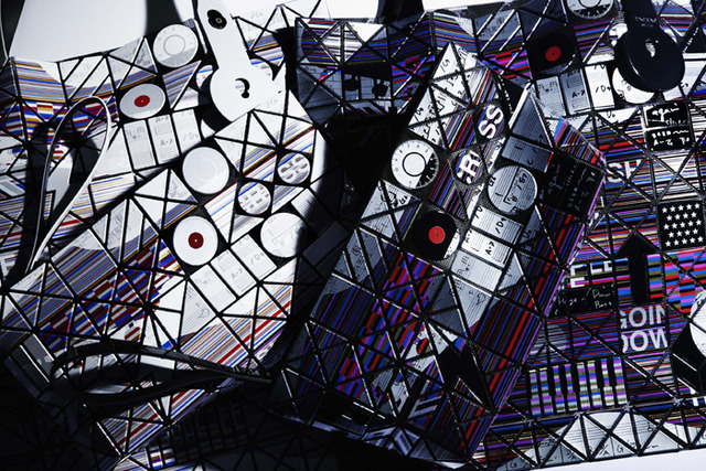 最適合用來攜帶隨身小東西的手拿包也推出同色登場