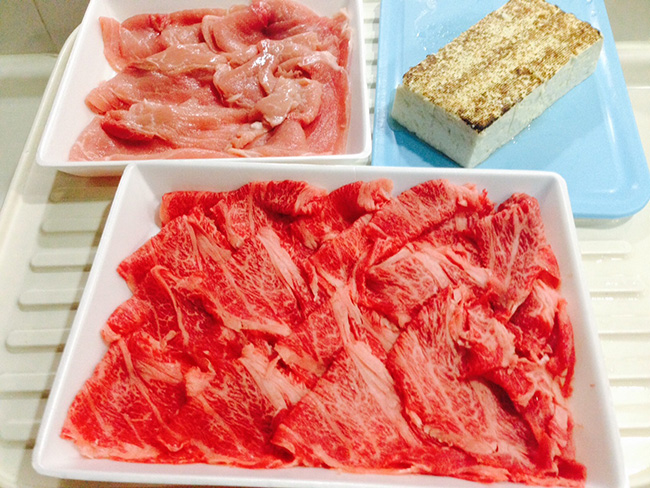 壽喜燒作法：牛肉片或豬肉片與烤豆腐