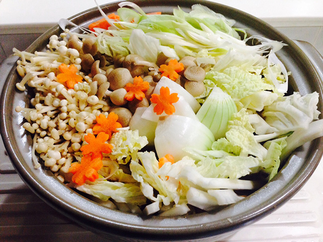 壽喜燒作法：各式蔬菜和菇類