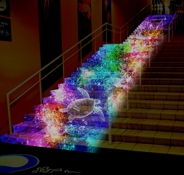 一進入表現出「海龜悠然游在夜之海裡的様子」之入口後隨即出現在眼前的樓梯上,海的顏色變為耶誕版