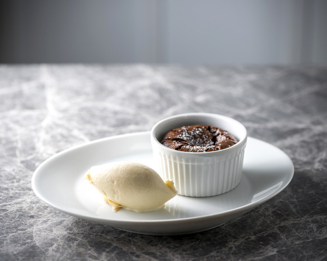 bar a vin PARTAGER 的「熔岩巧克力蛋糕 佐香草冰淇淋」（含稅972日圓）