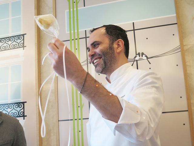 「Zero Gravity Cake」一弄破後就從裡面跑出蛋糕