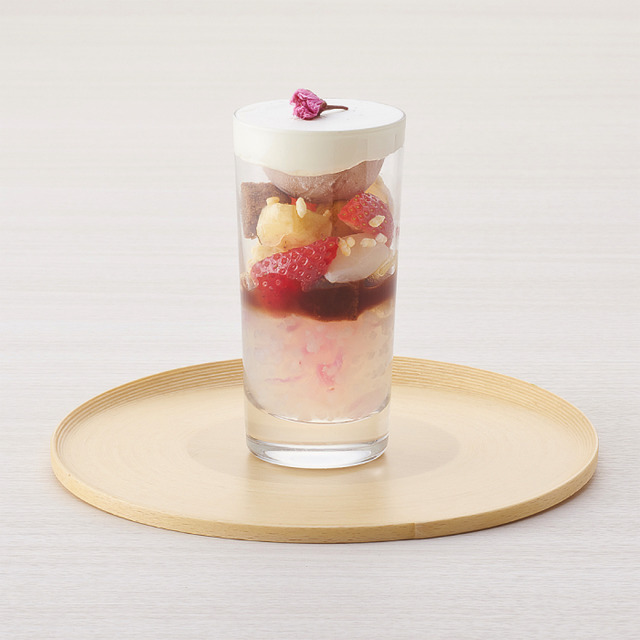 櫻花口味冰淇淋百匯（1,100日圓）／TORAYA CAFE 表參道Hills店、青山店