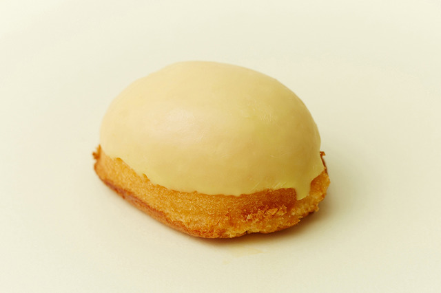 毫不手軟大量使用了岩城島的檸檬所製成的帶酸味海綿蛋糕體與白巧克力,那剛剛好的比例,滋味絕妙