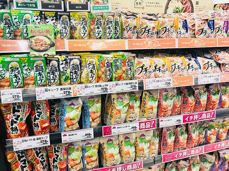 日本超市架上的各種火鍋湯底