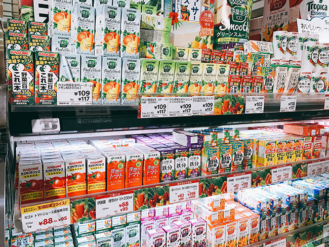 日本超市架上的各種蔬果汁