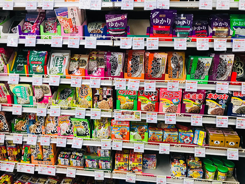 日本超市架上的各種拌飯香鬆