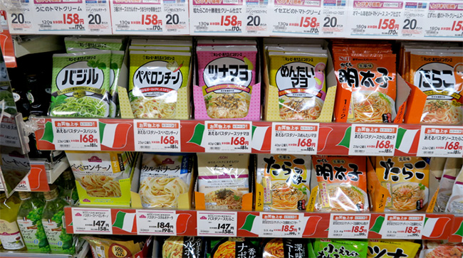 日本超市架上的各種義大利麵醬調理包