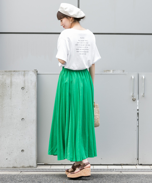 白色印花T搭配鮮綠色超長裙