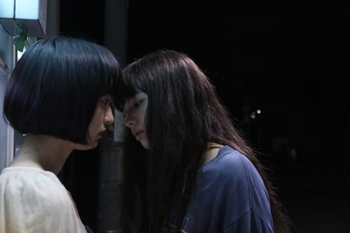 【再見了，唇】劇照-一場小松菜奈(右)和門脇麥(左)激烈爭吵後的女女吻戲，更是全片最大高潮