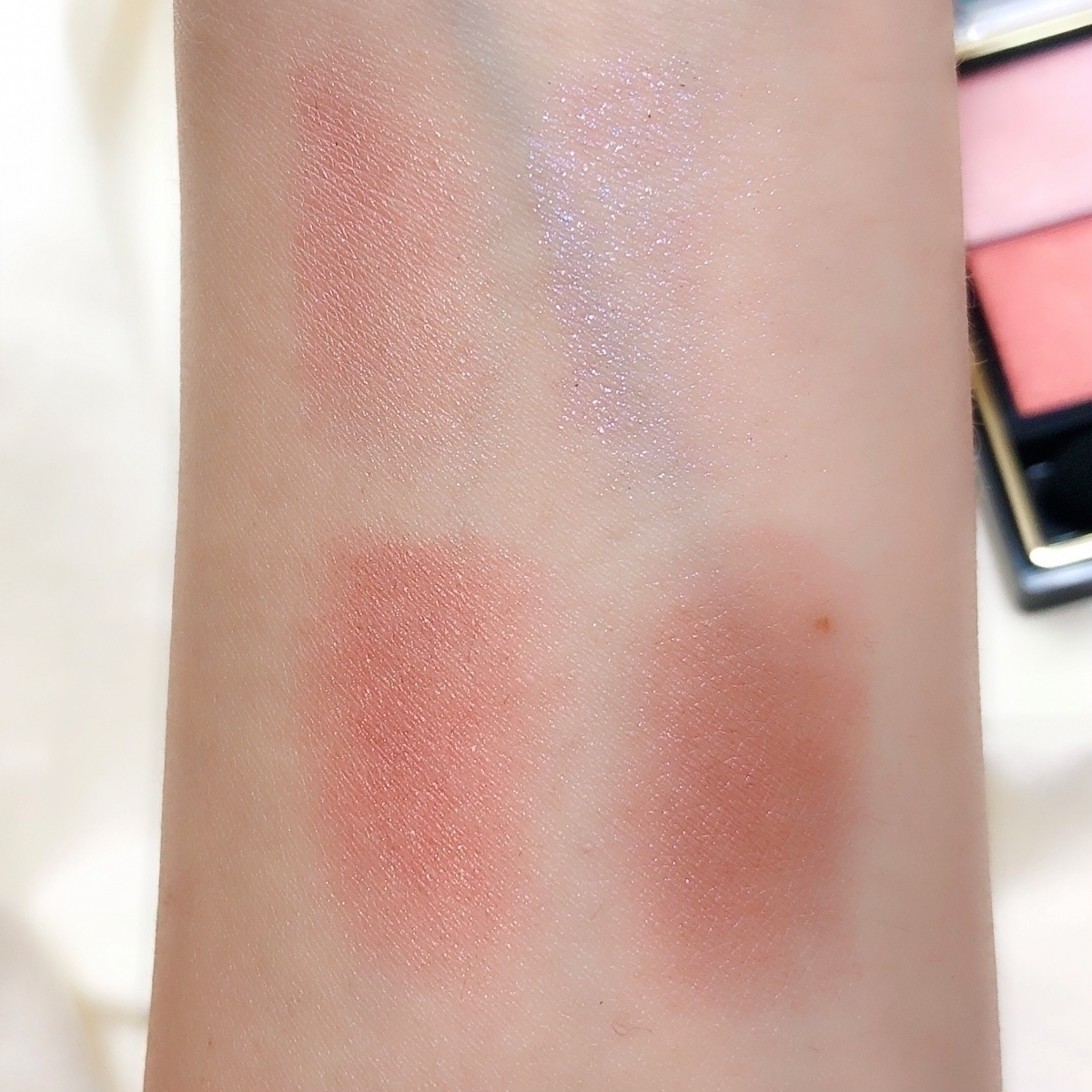 「excel 光綻時裳四色眼采 #CS07蜜光薰衣」肌膚試色