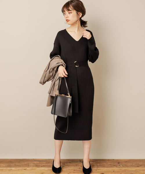 黑色窄身羅紋針織連身裙顯得端莊俐落