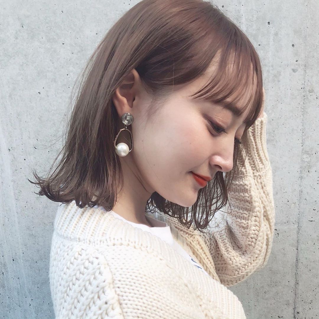 外翹捲髮鮑伯造型:側面