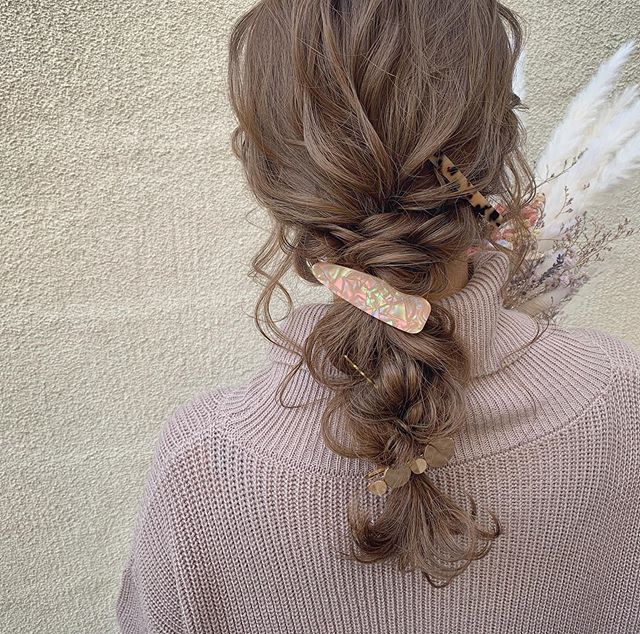 用許多髮飾來裝飾低髮辮造型
