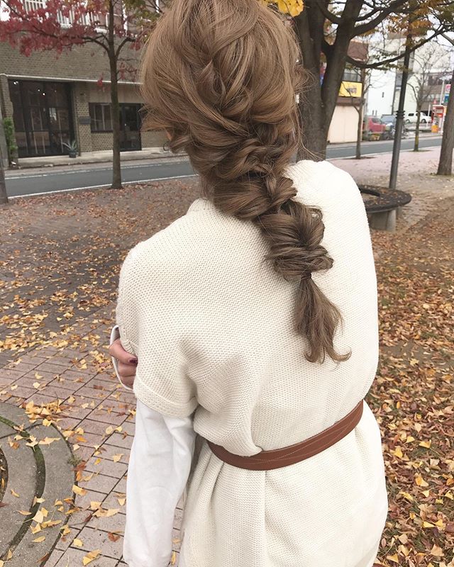 長髮的低髮辮造型