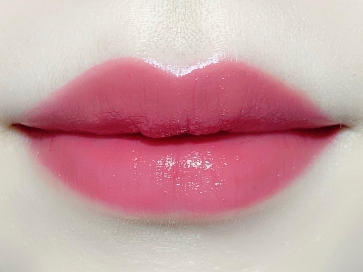 成熟可愛情人節妝容:水潤持久的唇妝