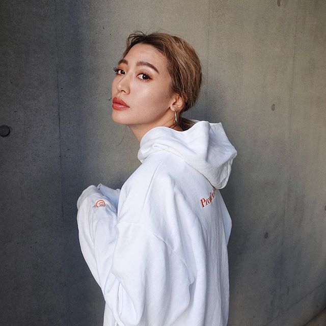 使用打亮修容產品讓臉龐更立體