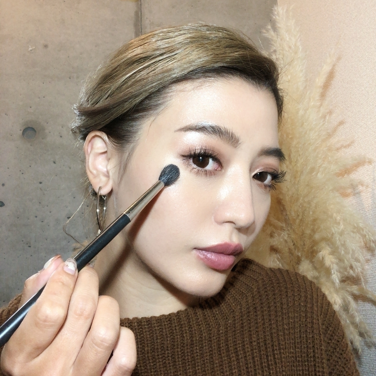 使用修容刷來打亮