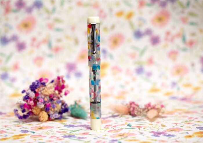 台灣鋼筆品牌OPUS 88的Flora鋼筆以五顏六色的花瓶造型打造筆身，增添書桌繽紛景色，定價3,300元｜誠品書店