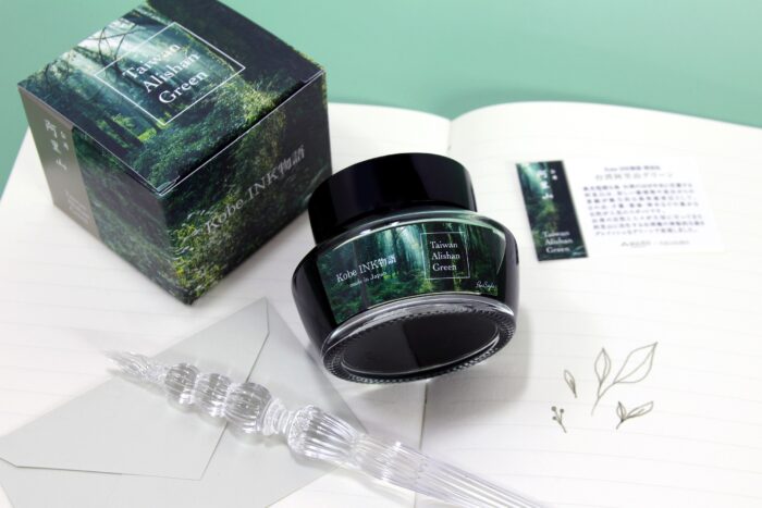 日本墨水品牌NAGASAWA Kobe Ink與誠品合作推出台灣限定「阿里山綠」墨水，定價780元。