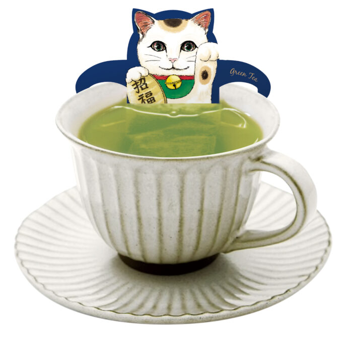 招財貓泡在綠茶茶湯裡