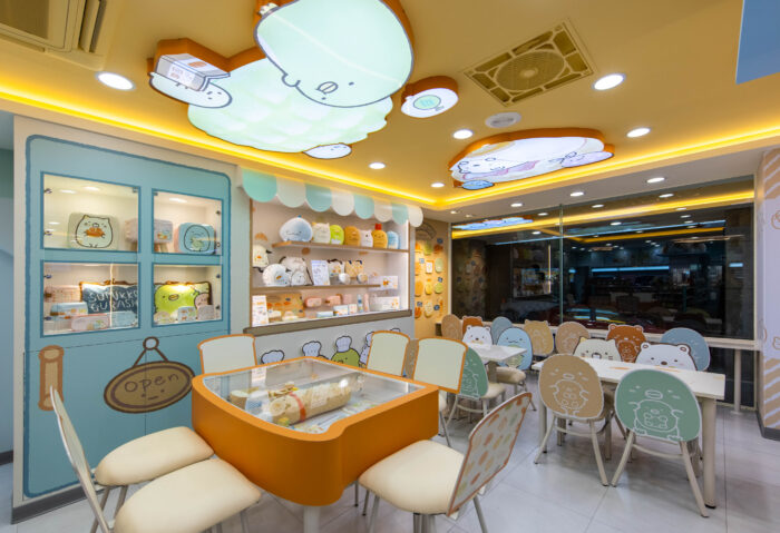 7-ELEVEN -角落小夥伴主題店,休憩用餐區使用多款角落小夥伴立體造型椅,椅背設計為角落小夥伴各經典角色抱著小麵包。