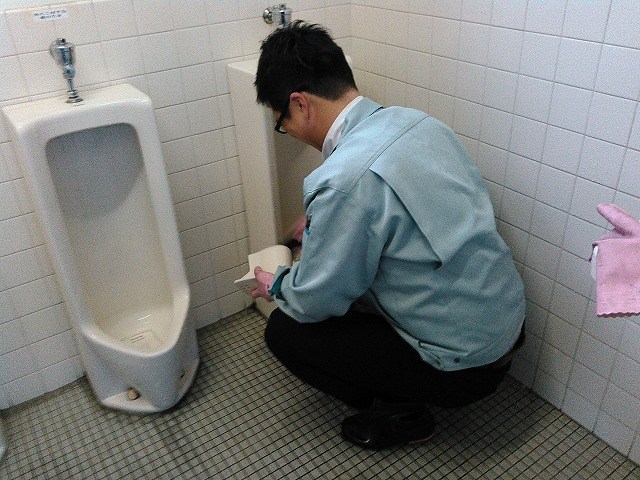 這是高石工業株式会社的社長高石秀之，他在部落格中表示他每天都在打掃大阪本社工場的廁所，已經持續了6年了。