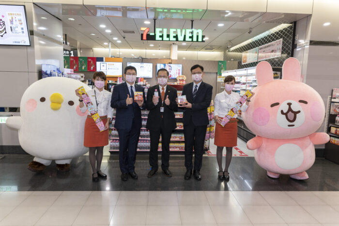 看好國旅熱潮及出遊商機,7-ELEVEN與台灣高鐵公司共同合作12月1日起將在高鐵車站內門市導入「台灣高鐵與卡娜赫拉的小動物」全新聯名食飲,並首次於高鐵TGo會員平台、高鐵假期展