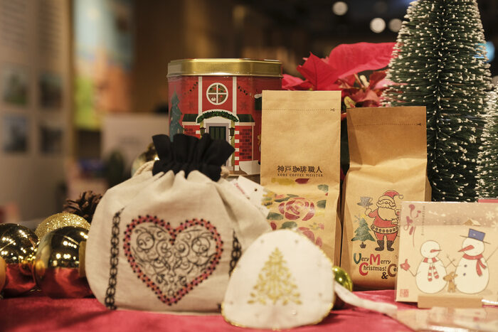 誠品生活expo l 「_KOBE～今昔神戶～」特展_在地品牌「神戸珈琲職人」除了知名的耳掛咖啡，亦有傳統研磨咖啡粉，2020推出耶誕佳節包裝。