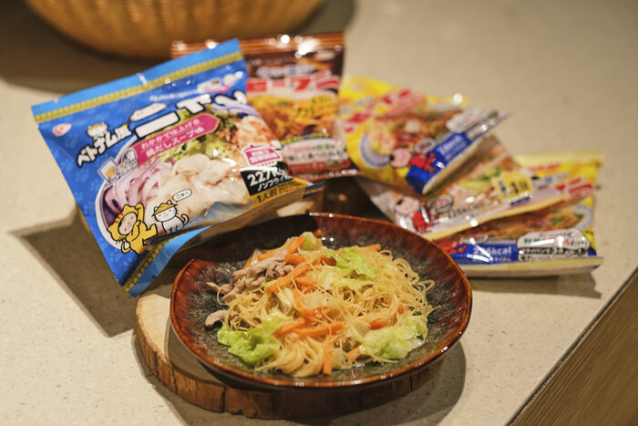 附件3_「_KOBE～今昔神戶～」特展 l 日本知名米粉品牌「健民食品」創立滿70週年，今年榮獲金氏世界紀錄「世界上售最久的炒米粉」認證，燜煮三分鐘即可上桌享用。