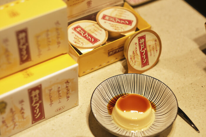 附件4_「_KOBE～今昔神戶～」特展 l 連續八年獲世界品質評鑑金賞獎肯定的「神戶布丁」是機場排隊甜點，綿密口感佐焦糖原汁，是男女老少都無法抵擋的幸福滋味。