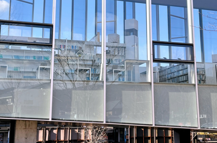 茅野市民館圖書室外觀玻璃