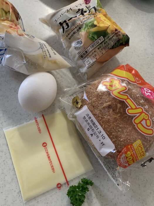 材料：市售咖哩麵包、起司片（絲)、雞蛋